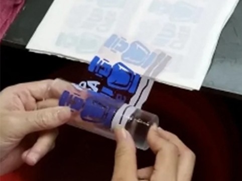 水转印贴标工序实拍-工人对位贴标